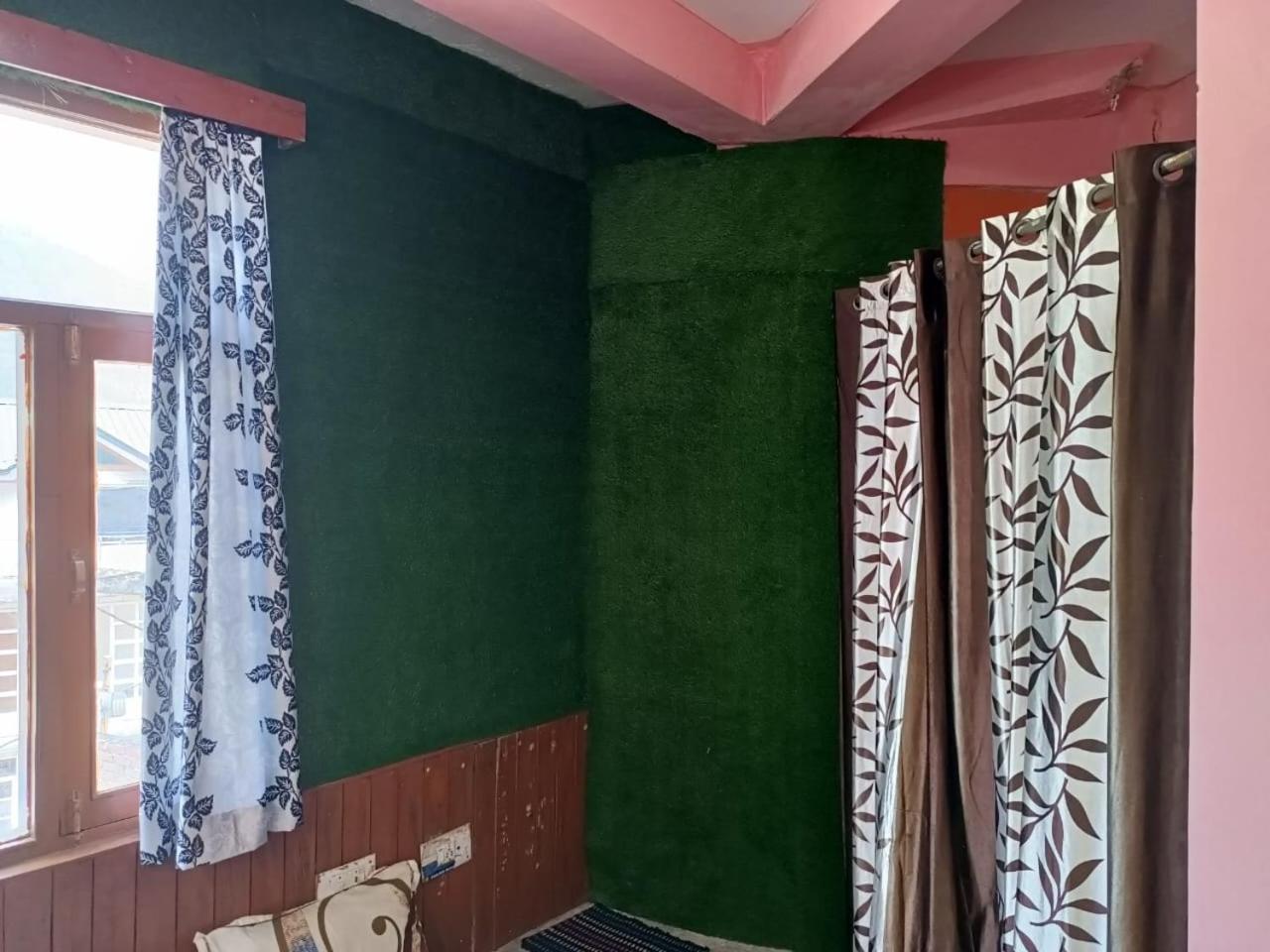 Roop Mountain Homestay Manāli Buitenkant foto