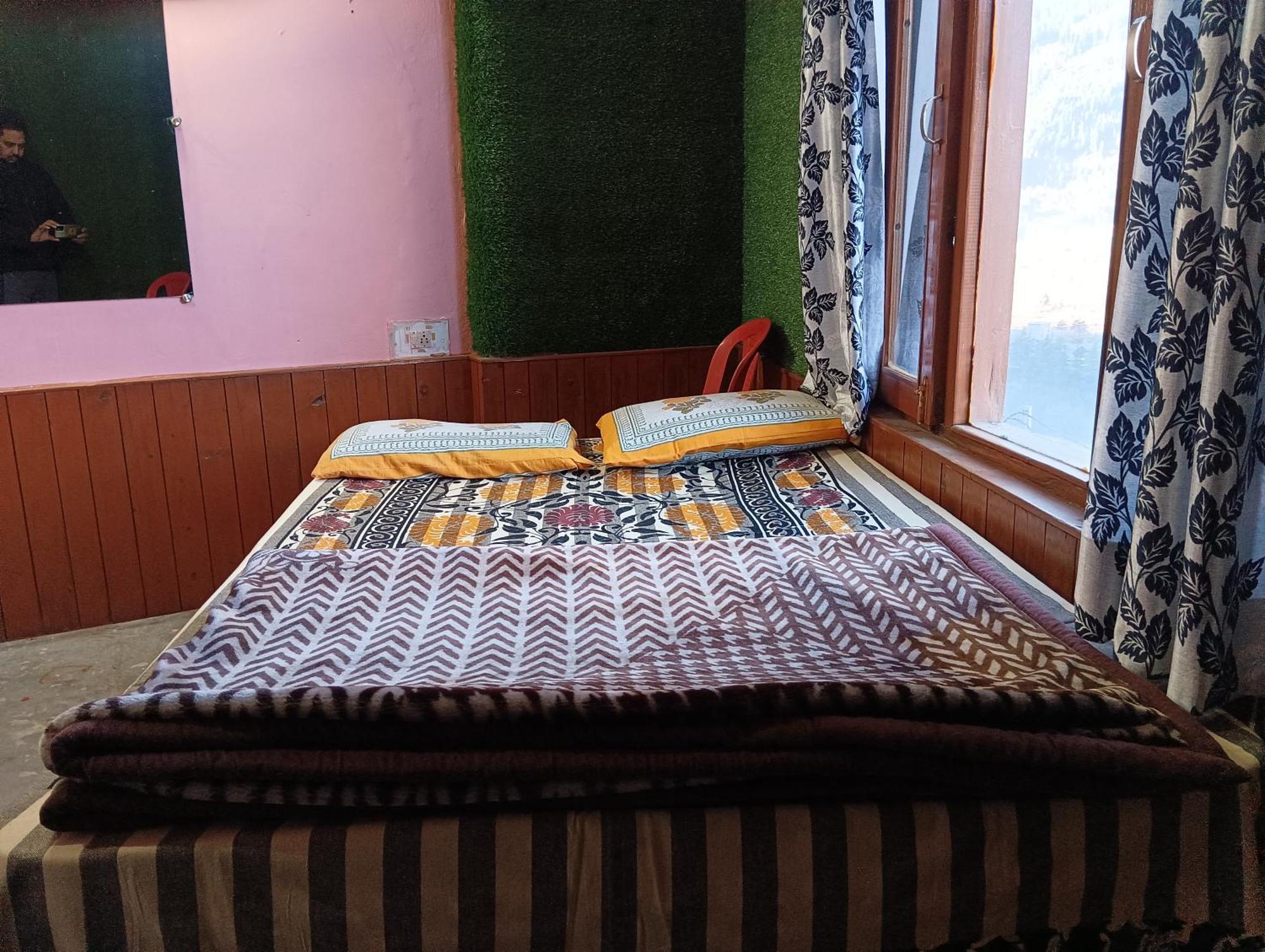 Roop Mountain Homestay Manāli Buitenkant foto